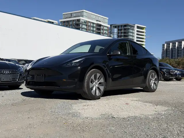 2023 Tesla Model Y Long Range AWD. LOCAL BC VEHICLE. ONE OWNER.