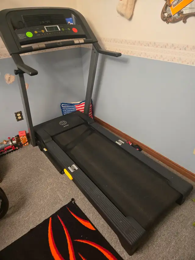 Gold's Gym 450 Threadmill