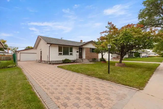 SIX BEDROOMS. 200 AMP. SIDE ENTRANCE. DOUBLE GARAGE. GARDEN CITY