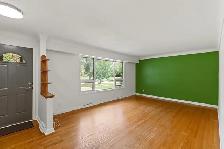 SIX BEDROOMS. 200 AMP. SIDE ENTRANCE. DOUBLE GARAGE. GARDEN CITY - Photo 4