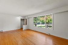 SIX BEDROOMS. 200 AMP. SIDE ENTRANCE. DOUBLE GARAGE. GARDEN CITY - Photo 6