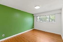 SIX BEDROOMS. 200 AMP. SIDE ENTRANCE. DOUBLE GARAGE. GARDEN CITY - Photo 9