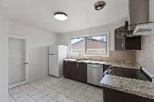 SIX BEDROOMS. 200 AMP. SIDE ENTRANCE. DOUBLE GARAGE. GARDEN CITY - Photo 14