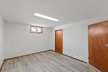 SIX BEDROOMS. 200 AMP. SIDE ENTRANCE. DOUBLE GARAGE. GARDEN CITY - Photo 17