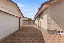 SIX BEDROOMS. 200 AMP. SIDE ENTRANCE. DOUBLE GARAGE. GARDEN CITY - Photo 23