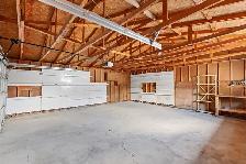 SIX BEDROOMS. 200 AMP. SIDE ENTRANCE. DOUBLE GARAGE. GARDEN CITY - Photo 25