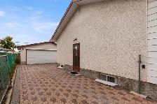 SIX BEDROOMS. 200 AMP. SIDE ENTRANCE. DOUBLE GARAGE. GARDEN CITY - Photo 26