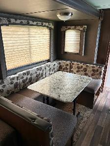 28’ keystone holiday trailer 2018 - Photo 3