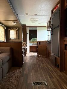 28’ keystone holiday trailer 2018 - Photo 5