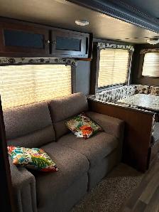 28’ keystone holiday trailer 2018 - Photo 6