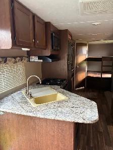 28’ keystone holiday trailer 2018 - Photo 10