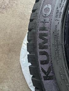 Honda civic winter tires 2015/50R17 like new used them for 2 mon - Photo 3