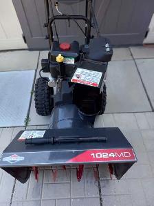 Briggs & Stratton 1024MD Snow Blower - Photo 2