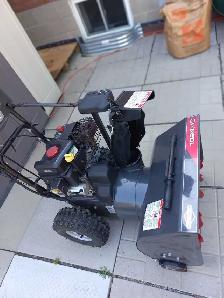Briggs & Stratton 1024MD Snow Blower - Photo 3
