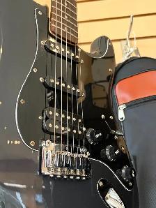 Squire Affinity Series Stratocaster with Fender Gig Bag - Photo 2