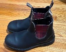 Blundstone Boots Women size 9.5 Us Burgundy $150