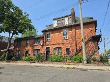 ($1249 fully renovated 1bedroomt on 3rd floor apt.)