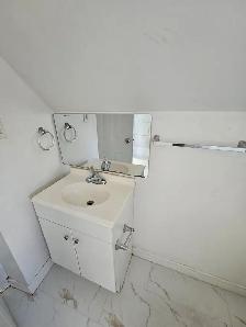 ($1249 fully renovated 1bedroomt on 3rd floor apt.) - Photo 7