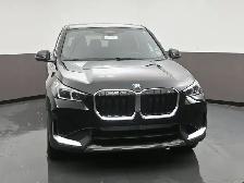 2025 BMW X1 XDRIVE AWD | LEATHER | HEATED SEATS | SUNROOF | APPL - Photo 2