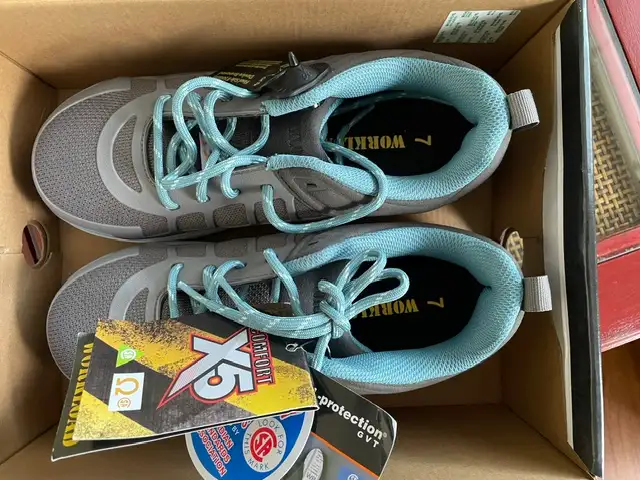 SAFETY SHOES- LADIES, BRANDED & NEW.