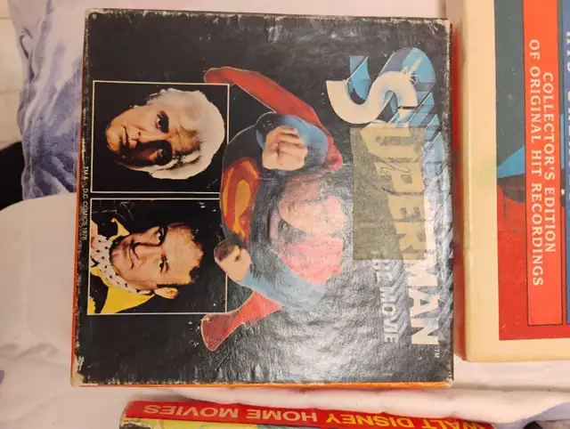 Lot de films Super 8, coffret Elvis Presley et objets divers