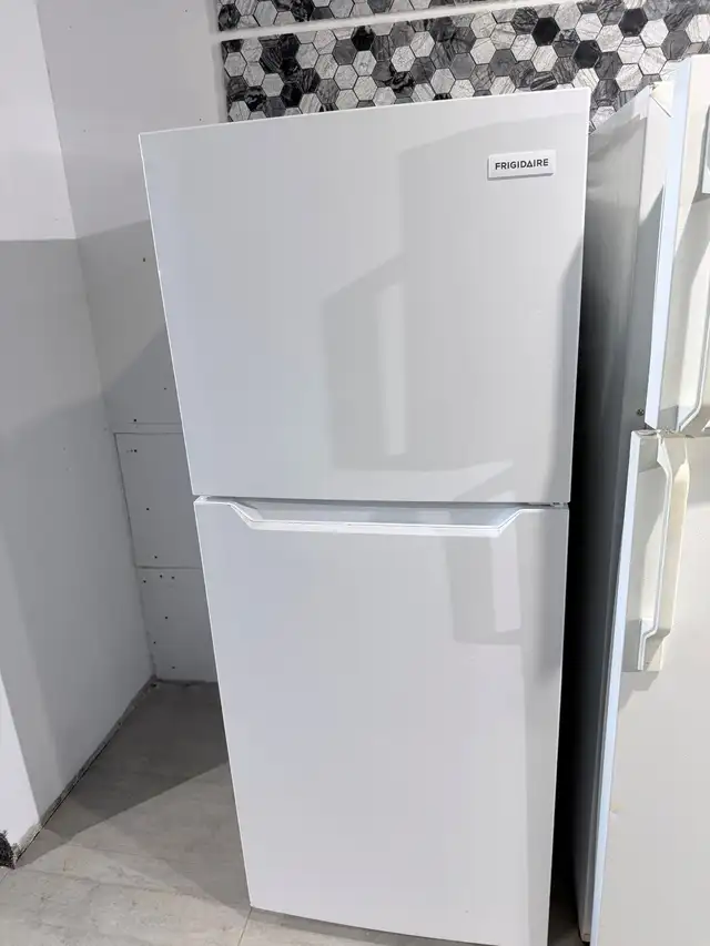 Réfrigérateur de 24 po, 11.6 pi cu | FFET1222UW