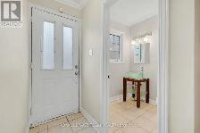 BRIGHT 3 BEDROOM END UNIT TOWNHOME - Leslie Park, near QCH :) - Photo 2