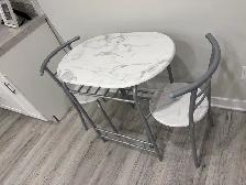 Small table with two matching chairs - Photo 2
