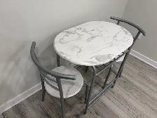Small table with two matching chairs - Photo 3