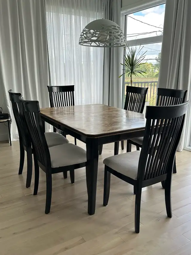 Ensemble table et chaises salle à manger