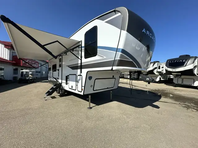 2025 Arcadia 242SLMD COUPLES UNIT, LUXURIOUS, CLEARANCE SALE