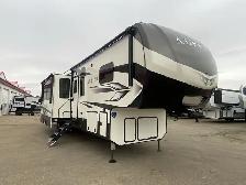 2023 ALPINE 3912 DS TWO FULL SUITES. TWO BATHROOMS.