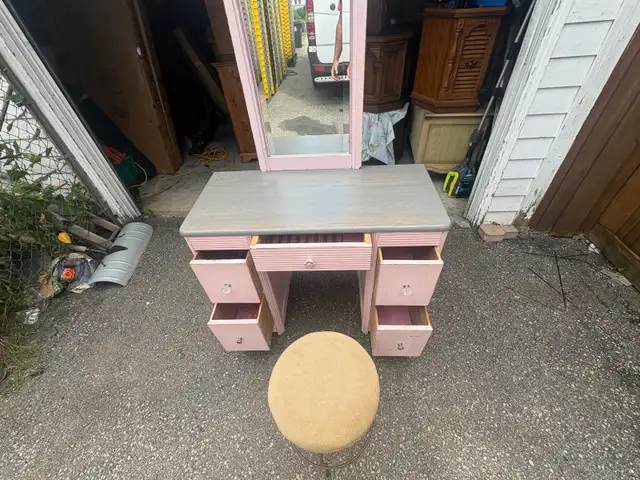 Free delivery Vintage 1972 Daveluyville Vanity  with  Stool