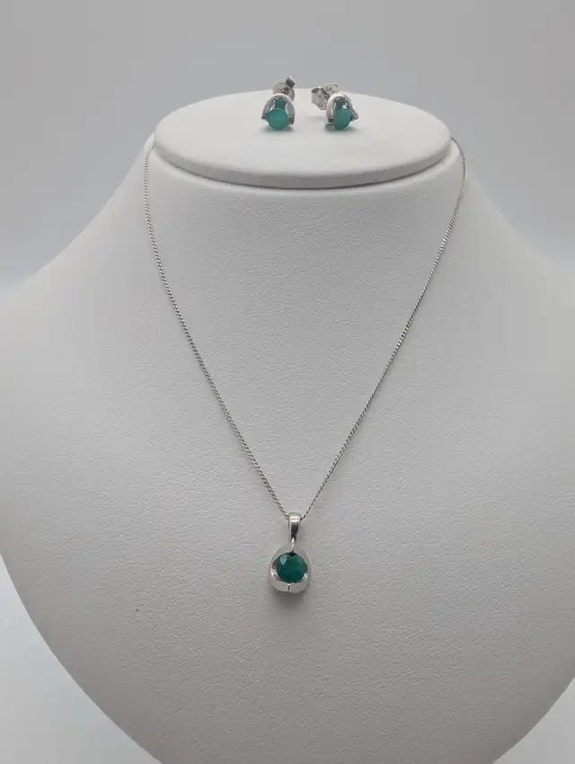 (B7150) 10K Gold Green Stone Pendant Necklace 25in and Stud E...