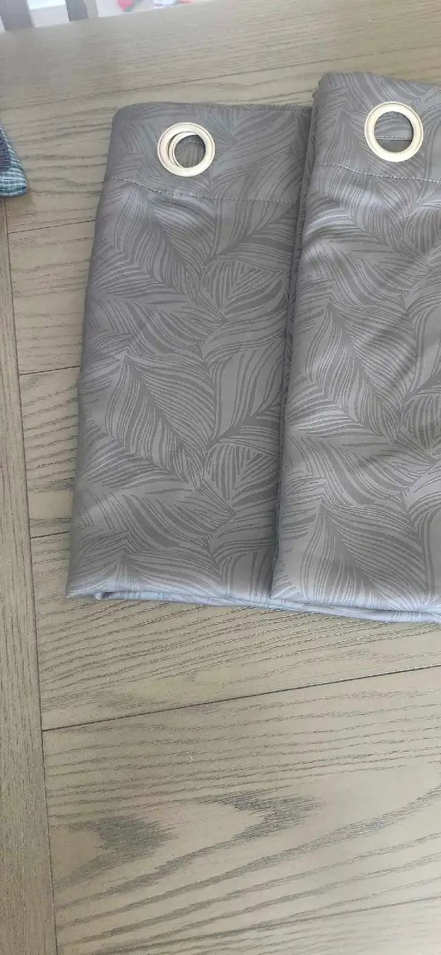 2 panneaux de rideaux gris foncé opaque 54x84 40$