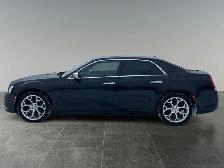 2017 Chrysler 300 300C Platinum - Photo 2