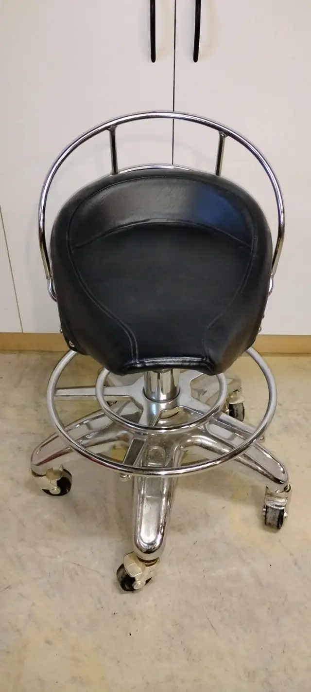 tabouret avec scelle hydraulique réglable