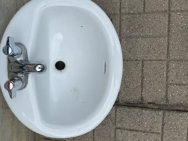 WASHBASIN WITH MOEN WATER TAP
