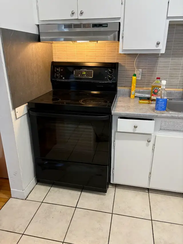 Cuisiniere noir G.E. tout fonctionne .  $ 125