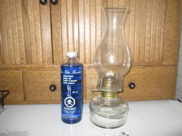 ANTIQUE OIL LAMP FONT WITH BRASS COLLAR BURNER & CHIMNEY & OIL