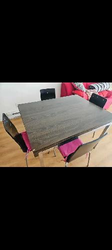 table avec 4 chaises