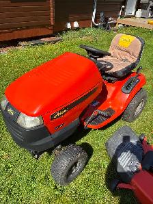 Ariens lawn tractor with 46" deck - Photo 3