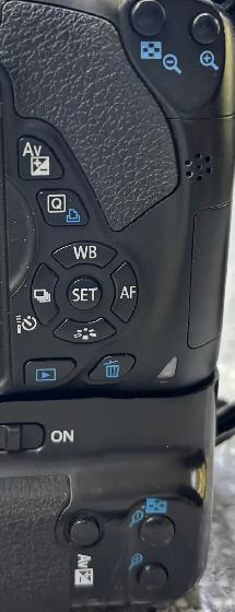 Canon DSLR Camera with Lens and Battery Grip - Photo 4