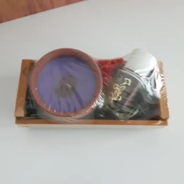 LUSTRE NEUF SA CHANDELLE MAUVE DANS EMBALAGE CADEAU: $10.00