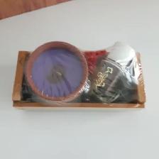 LUSTRE NEUF SA CHANDELLE MAUVE DANS EMBALAGE CADEAU: $10.00