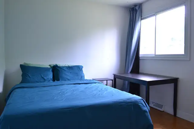 Furnished Room for Rent – Bank Street & Walkley Road (K1V 6J8)