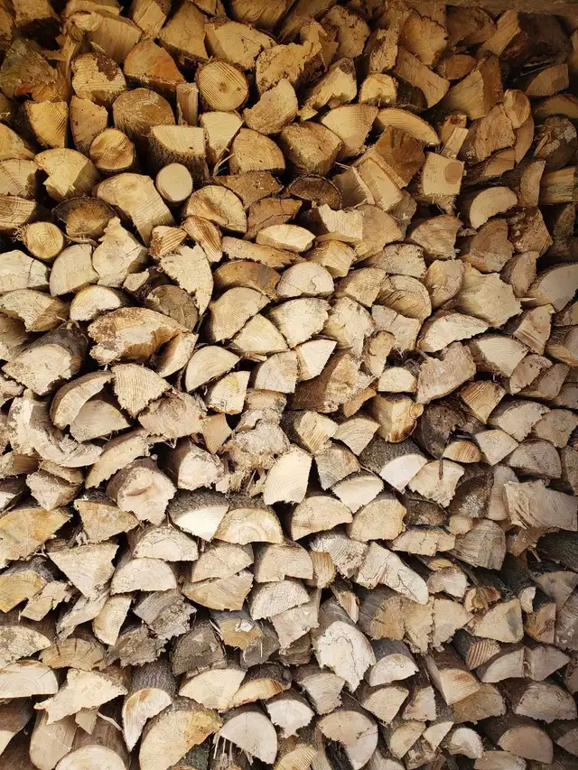 bois franc secs livrée( bois de chauffage)