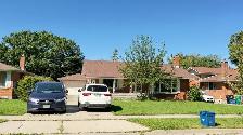 Spacious 3-Bedroom   Den Unit in Waterloo | Backyard | 2 Parking