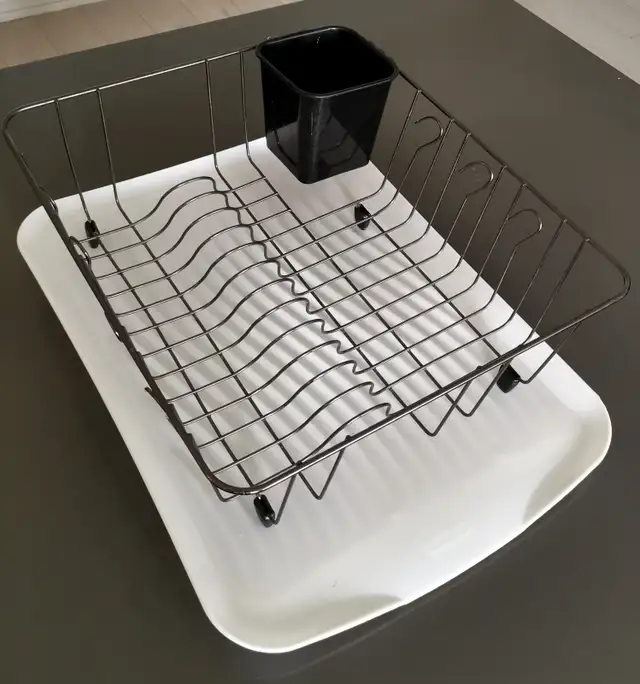 Rust Resistant Dishrack with Flatware Caddy, Angled Drain Board