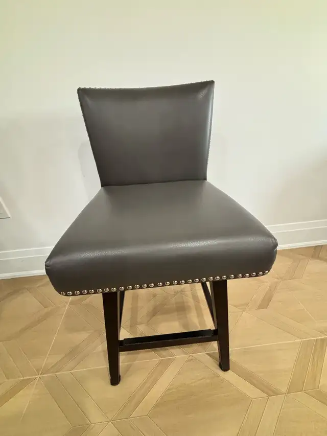 Single high quality swivel leather bar stool